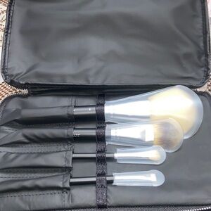 🌷NIB Christian Dior backstage brush set with travel pouch